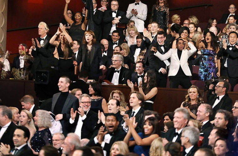 Sao Hollywood phan ung la khi La La Land bi xuong nham giai Oscar